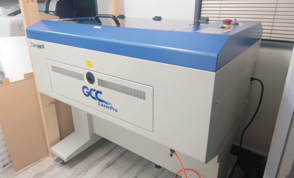新宿の看板屋アクト企画設備紹介・コムネット GCC LaserPro MercuryⅢ