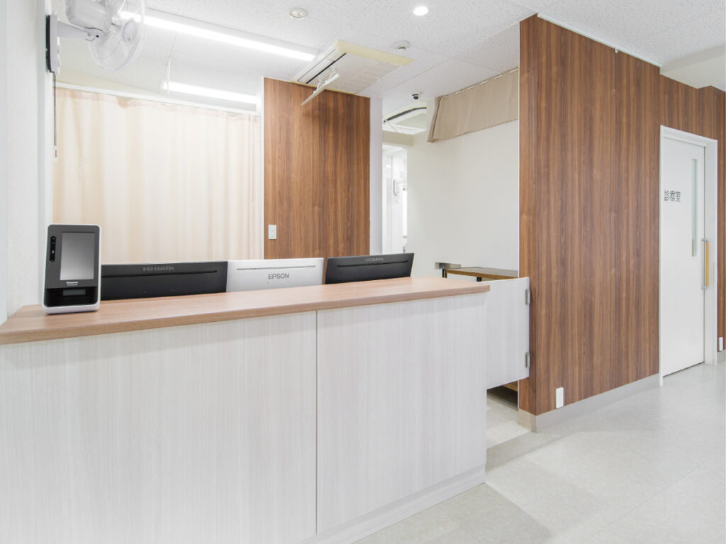 新宿区の看板屋・有限会社アクト企画・クリニック・受付カウンター・リメイク・施工事例(町屋)