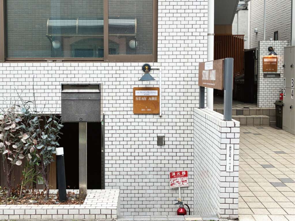 新宿区の看板屋・有限会社アクト企画・入口看板(館銘板・ホテル入口看板・エントランスサイン・アルミ複合板・グラフィックシート)・リニューアル・施工事例(新宿区)